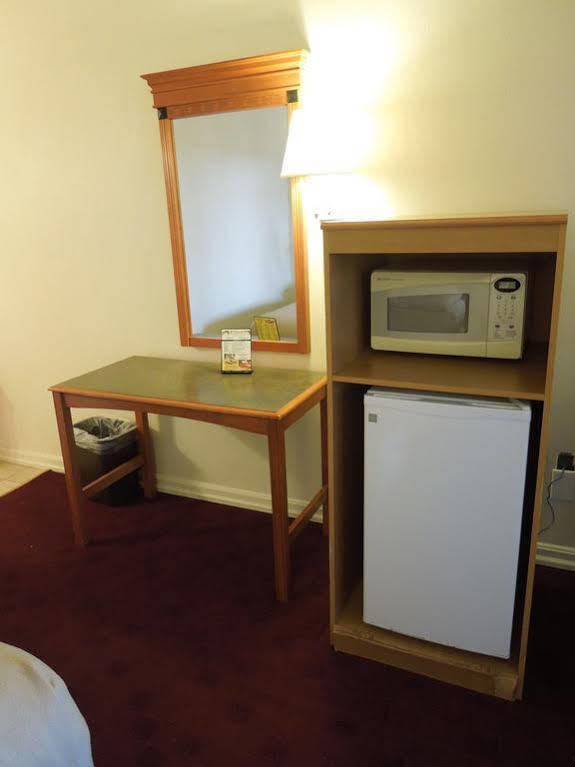 Howard Johnson Florence/ Cincinnati Area Екстер'єр фото