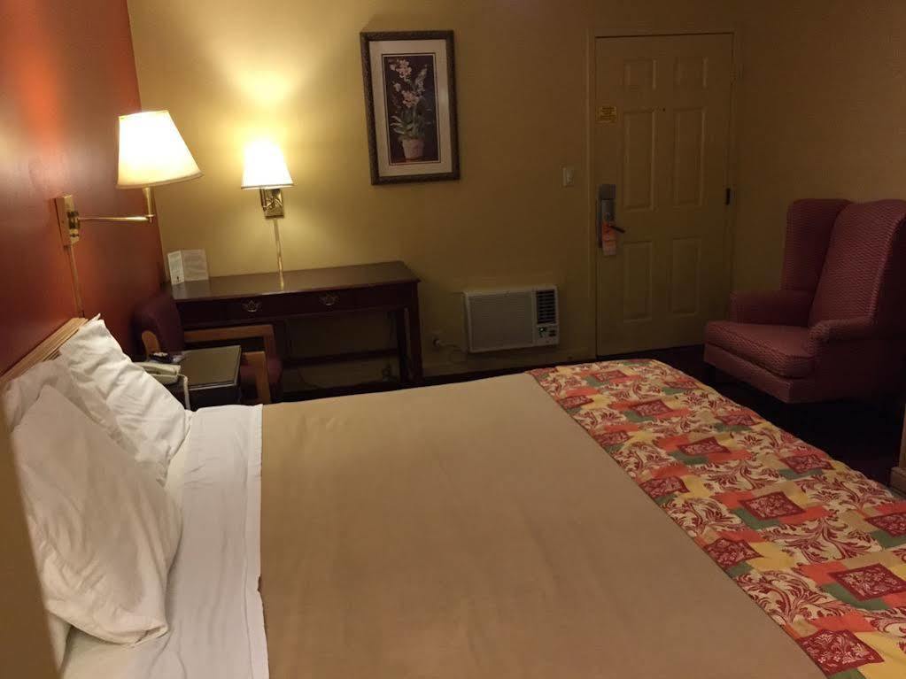 Howard Johnson Florence/ Cincinnati Area Екстер'єр фото